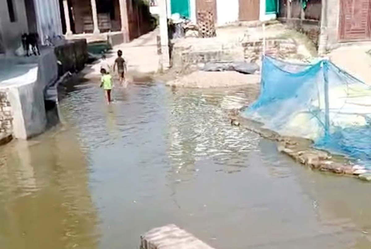 बारिश बनी मुसीबत: तालाब के पानी में घिरा छिवलहा,बच्चों की पढ़ाई प्रभावित