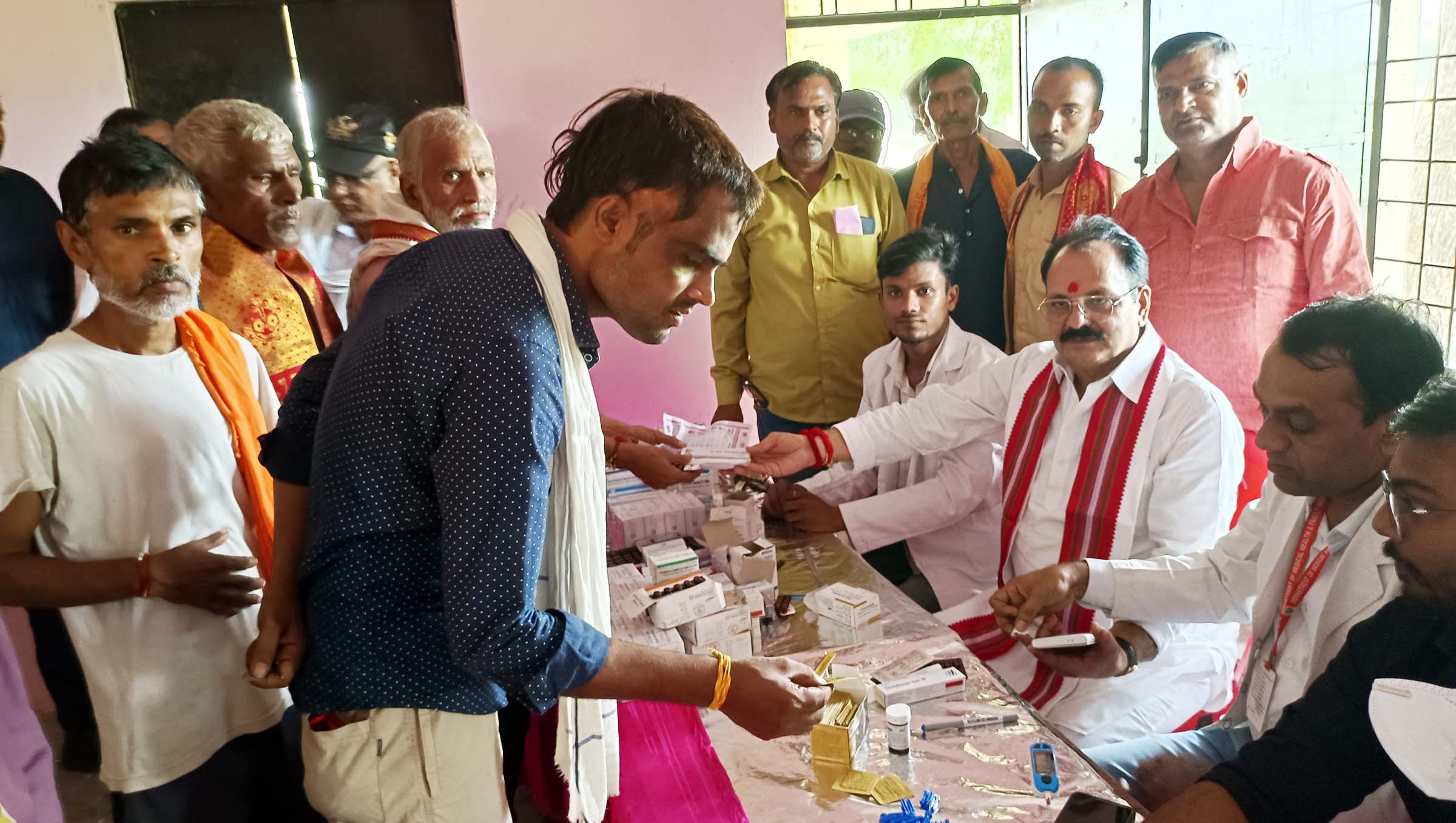 ग्रामीणों को बेहतर स्वास्थ्य सुविधाएं उपलब्ध कराना प्राथमिकता: संतोष तिवारी