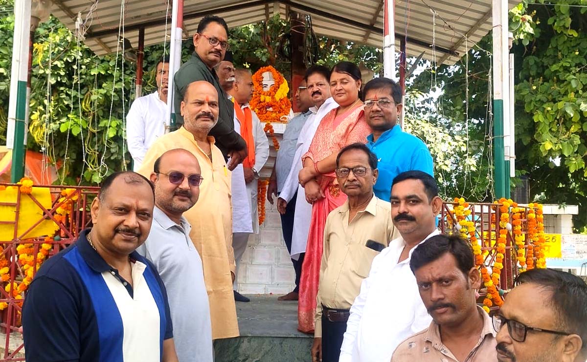 शास्त्री जयंती पर कायस्थ समाज ने प्रतिमा पर किया माल्यार्पण