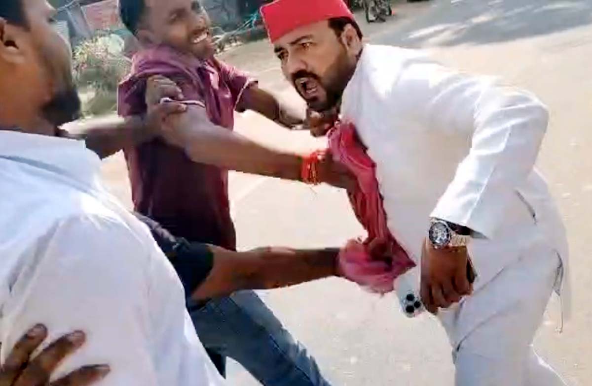 एमएलसी चुनाव: फर्जी मतदान के आरोप पर सपा-भाजपा कार्यकर्ता भिड़े