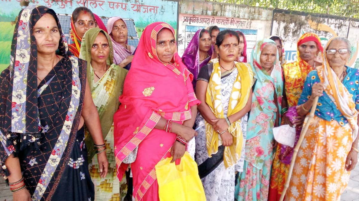 प्रधान समेत पंचायत सहायक पर आरोप लगा महिलाओं ने डीएम से की शिकायत