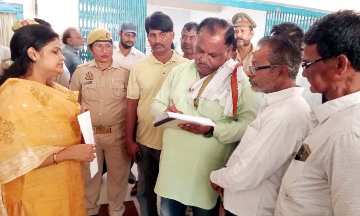 ट्रैक्टरों से माल ढुलाई पर ट्रक आपरेटर्स नाराज, कार्रवाई की उठाई मांग