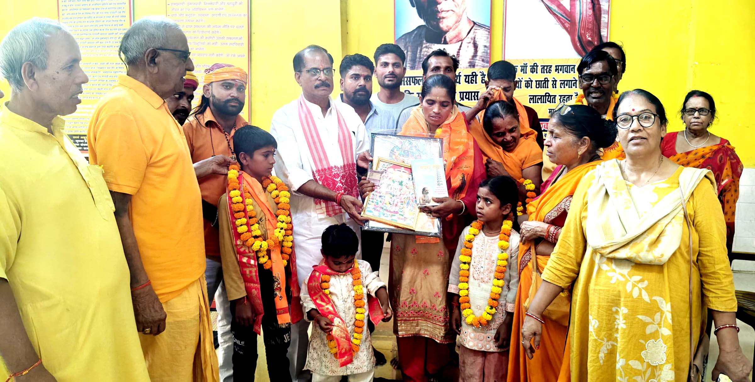 पंद्रह साल बाद तीन बच्चों संग महिला ने की घर वापसी