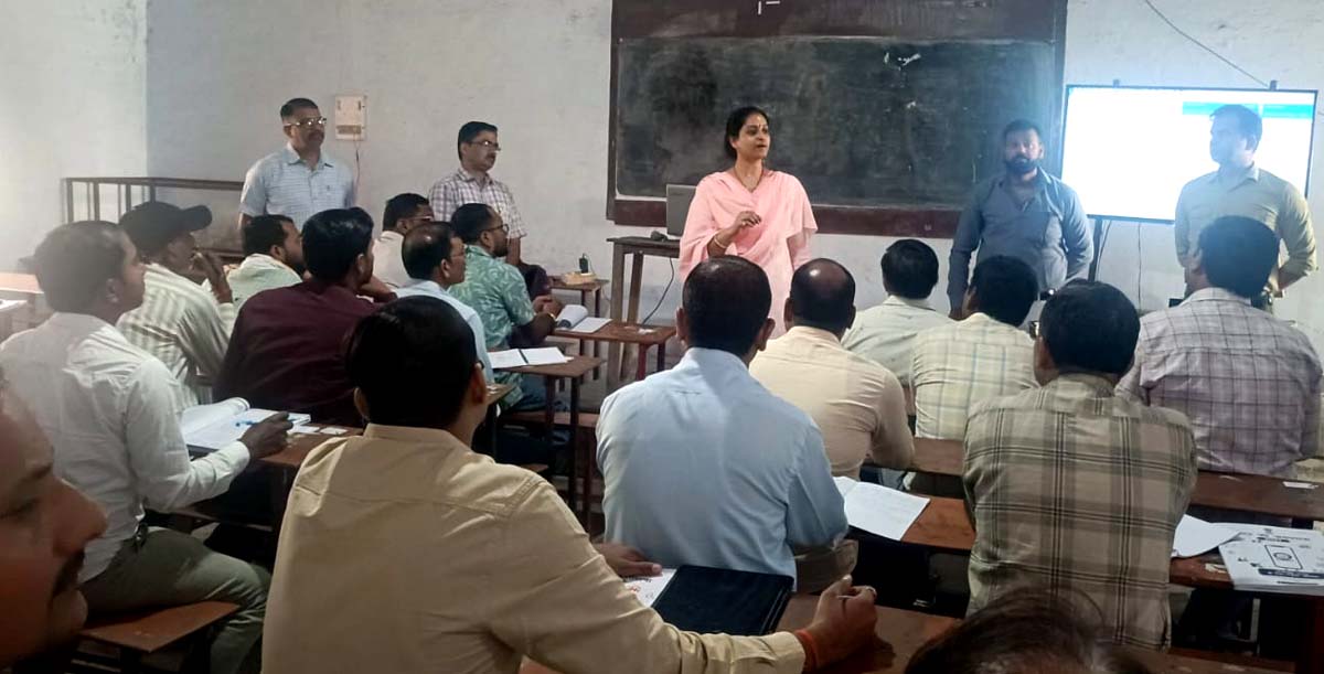 जनगणना प्रशिक्षण का डीएम ने किया औचक निरीक्षण,धैर्य से सुनना बड़ा हुनर
