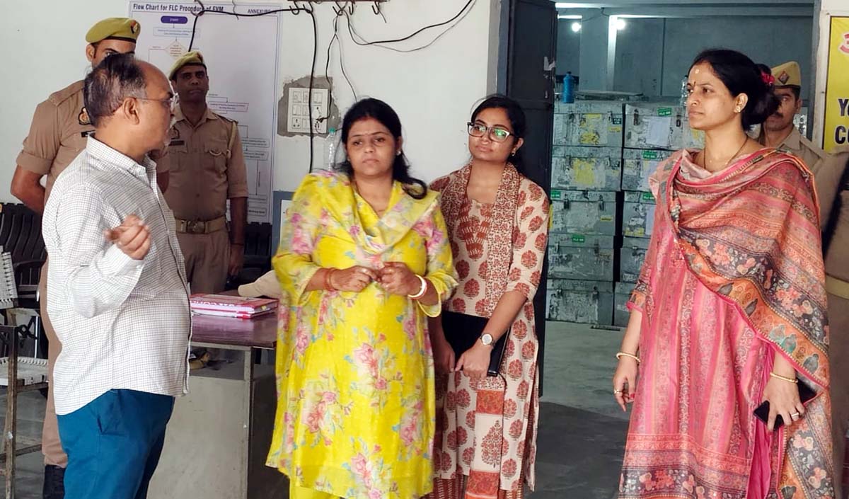 डीएम ने ईवीएम व वीवीपैट की कार्यप्रणाली का किया परीक्षण