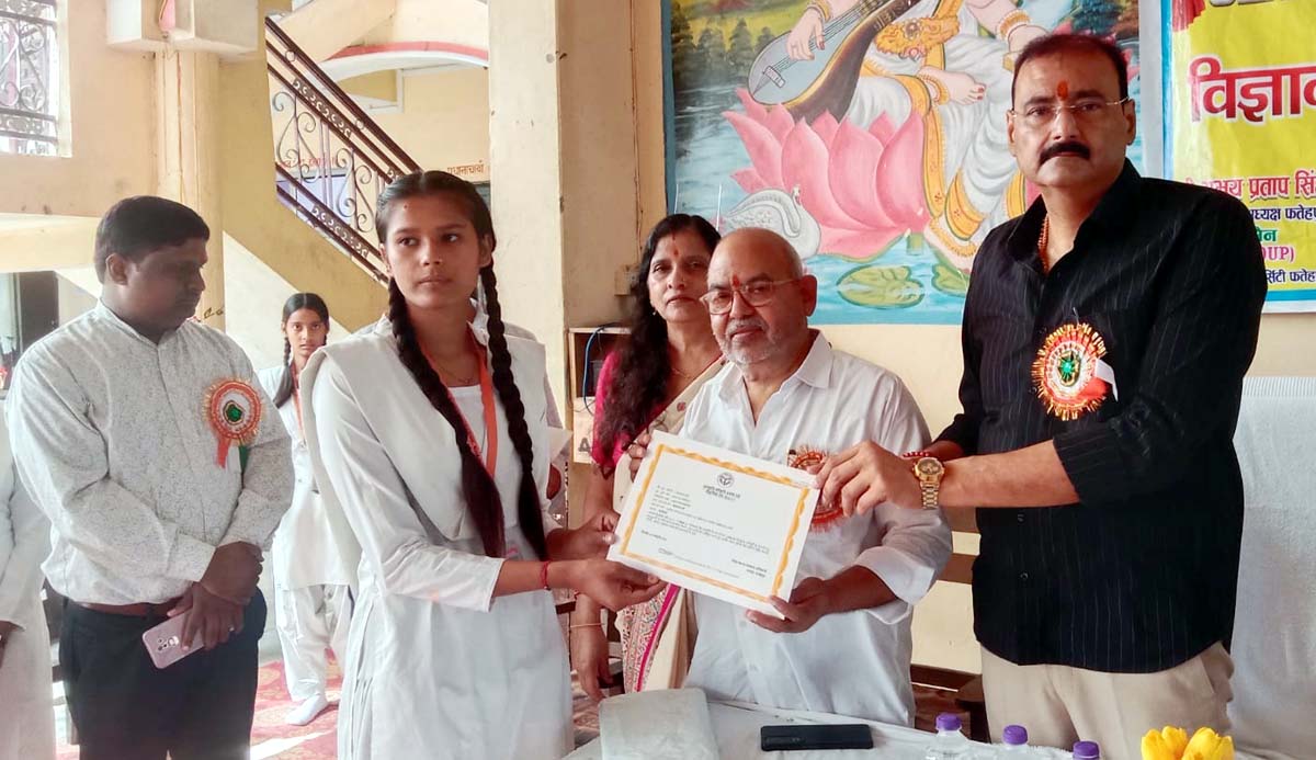 छात्राओं को जिला पंचायत अध्यक्ष ने बांटे छात्रवृत्ति प्रमाण-पत्र