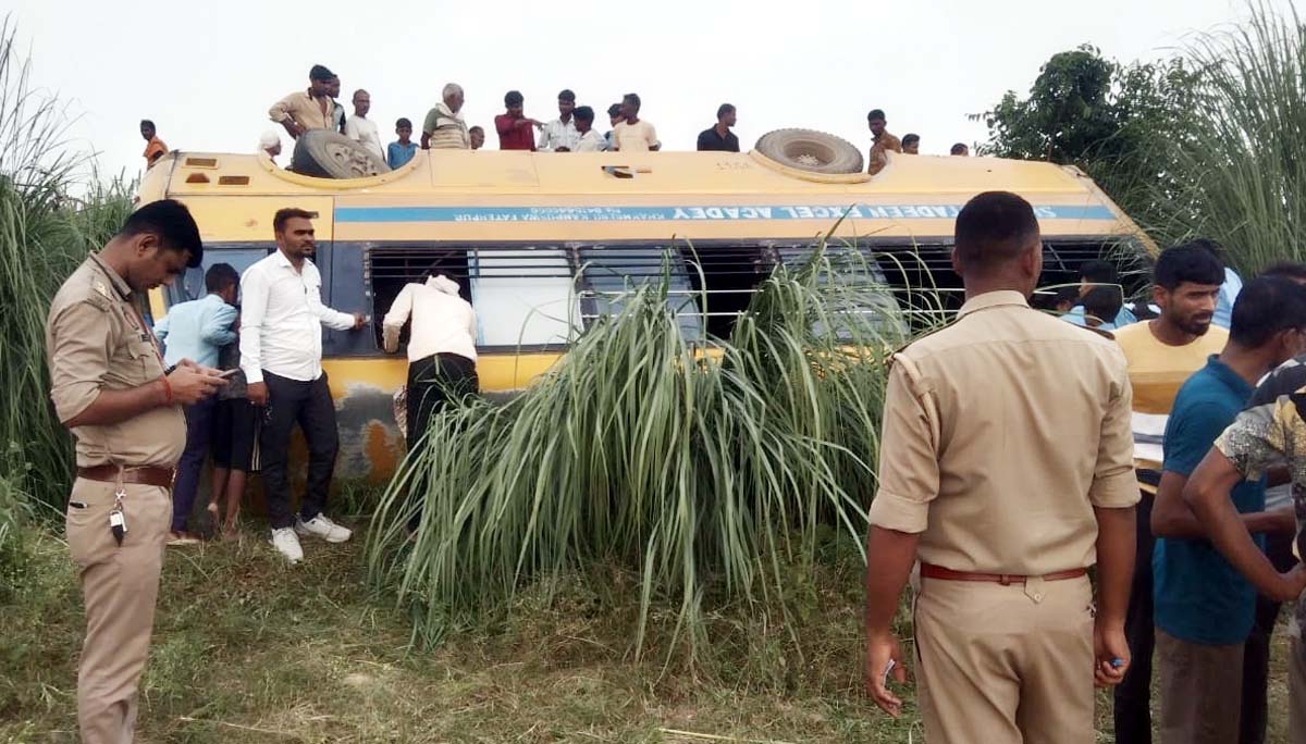 स्टेयरिंग फेल होने पर खंदक में पलटी स्कूल बस, ग्यारह मासूम जख्मी