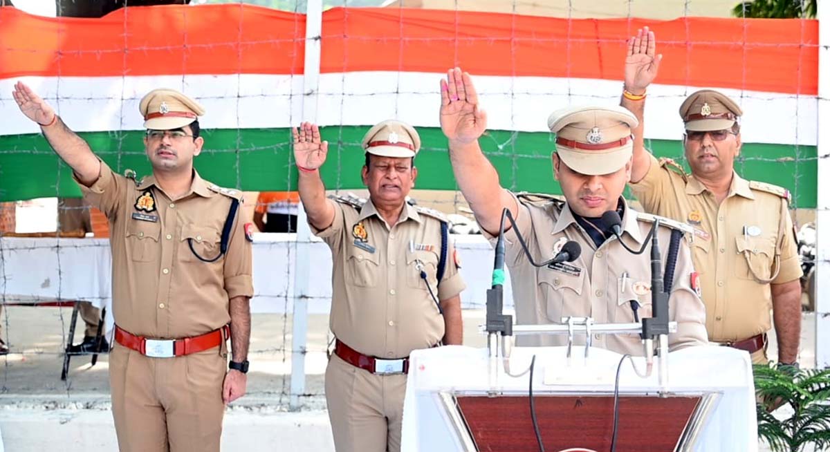 एसपी ने महापुरुषों के चित्रों पर माल्यार्पण कर किया नमन, पुलिस कर्मियों ने ली शपथ