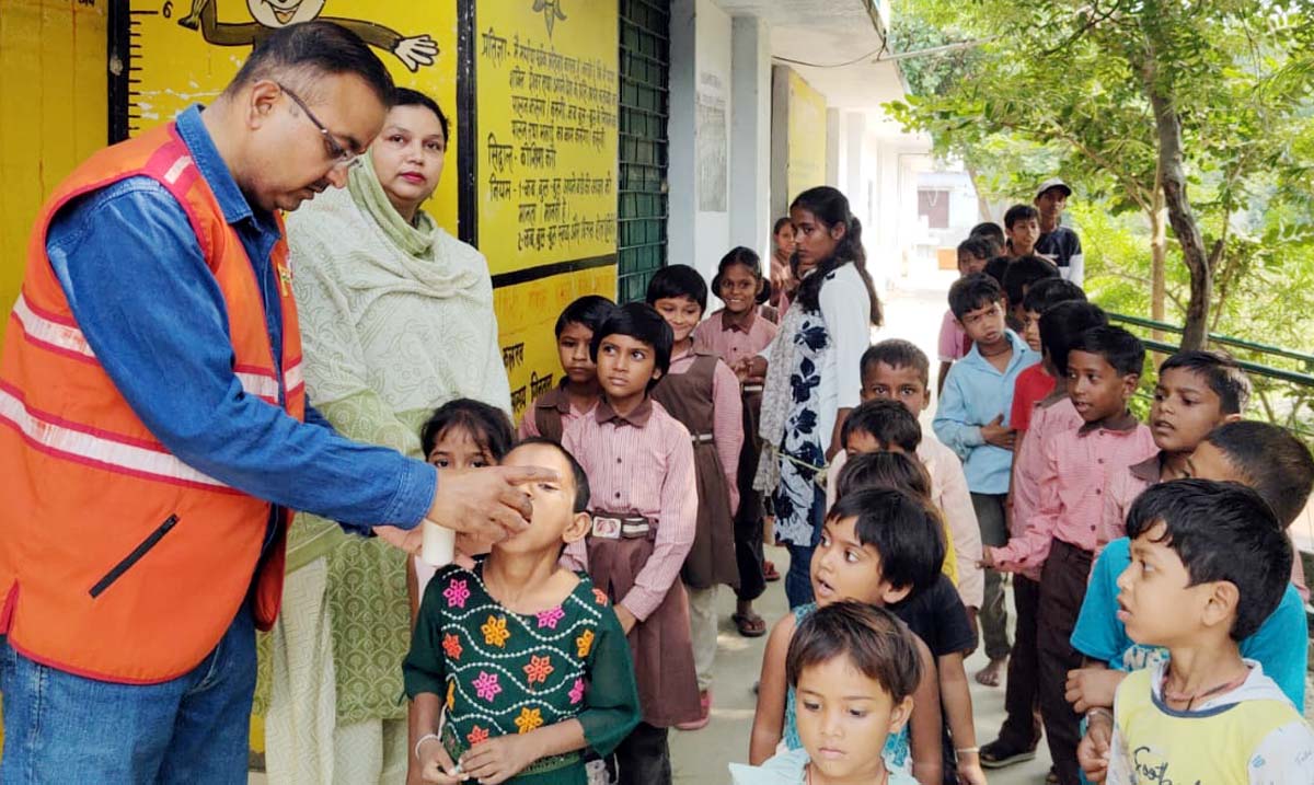 रेडक्रास चेयरमैन ने 114 बच्चों को खिलाई होम्योपैथिक औषधि