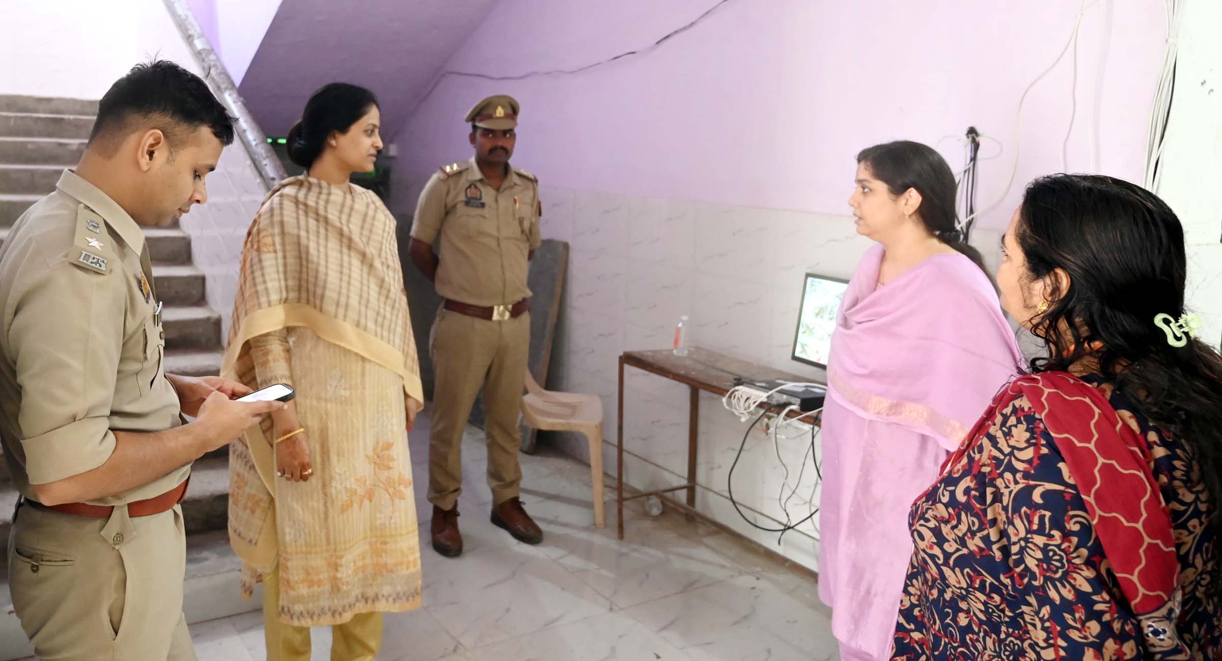 डीएम व एसपी ने पीईटी परीक्षा केन्द्र का किया निरीक्षण