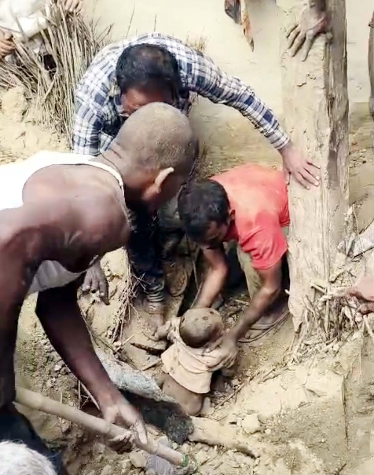 बंदरों के झुंड के कूदने से भरभराकर ढहा कच्चा मकान