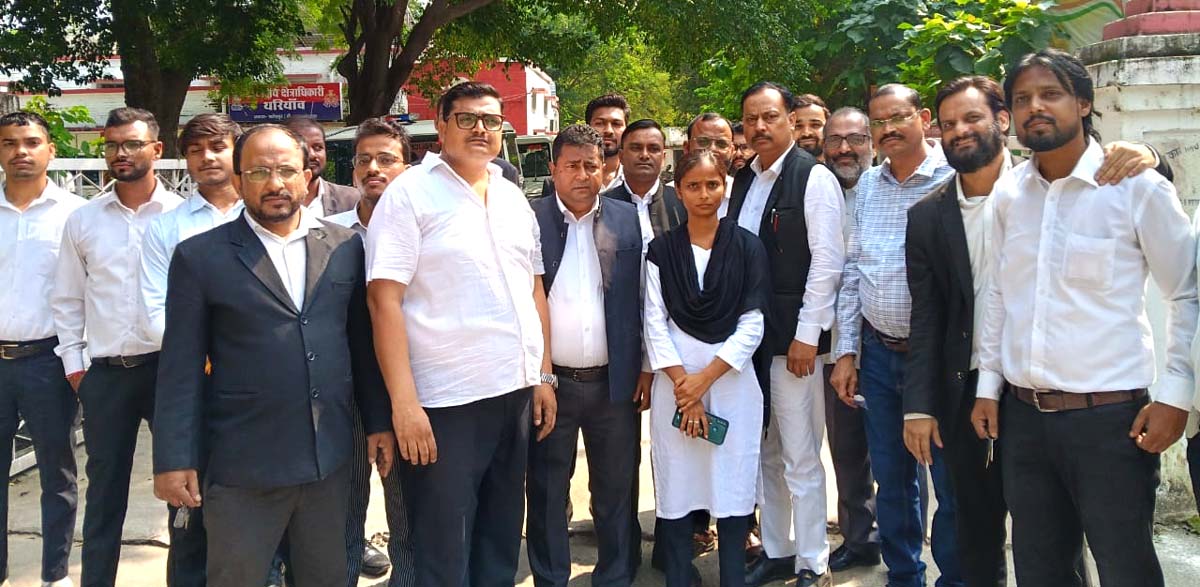 जूनियर अधिवक्ता से मारपीट पर अधिवक्ताओं का हंगामा