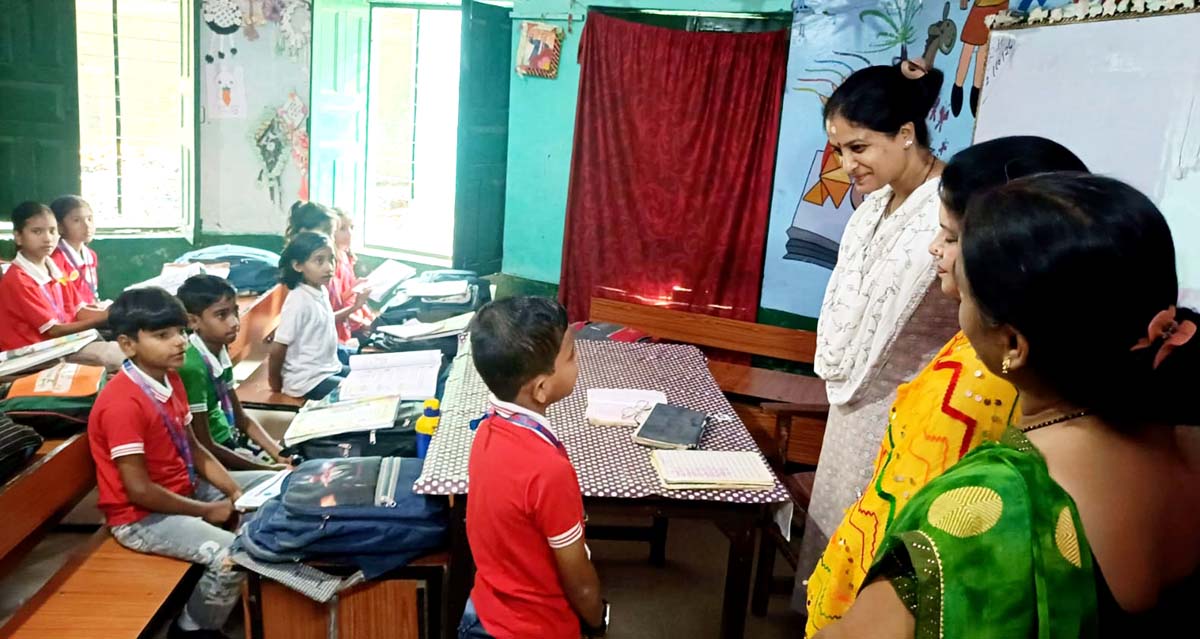 प्राथमिक विद्यालय अस्ती पहुंची डीएम, बच्चों व शिक्षकों का बढ़ाया उत्साह