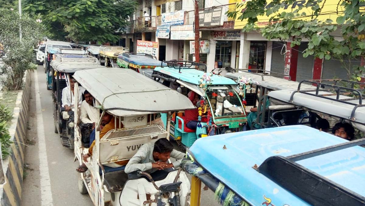 सीवर व पाइप लाइन की खुदाई से शहर बेहाल, जाम का जंजाल