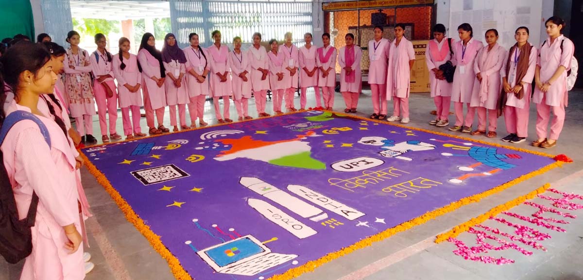 प्राकृतिक रंगों से छात्राओं ने उकेरी विकसित भारत की तस्वीर