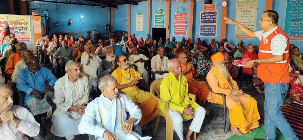 वृद्धाश्रम में बुजुर्गों पर पुष्पवर्षा कर बांटी होम्योपैथिक औषधियां