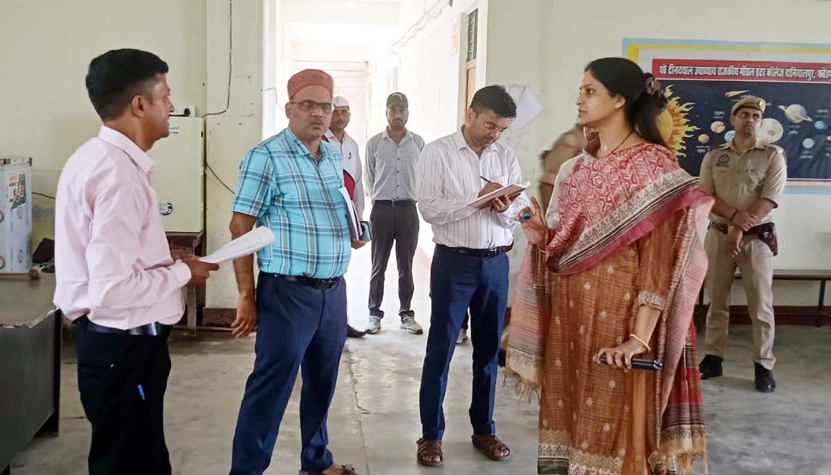 पीईटी परीक्षा केंद्र का डीएम-एसपी ने किया निरीक्षण
