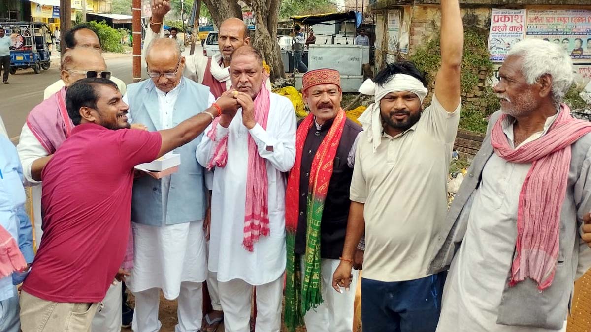 एमएलसी चुनाव में सपा की जीत पर कार्यकर्ताओं ने खिलाए लड्डू