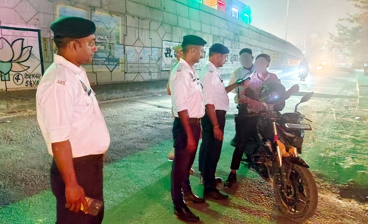 रात्रि में चला पुलिस का विशेष अभियान, यात्री बसों की जांच,जुर्माना