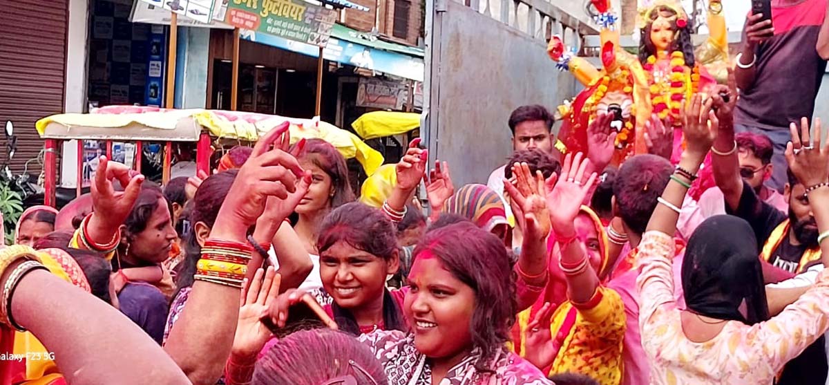 दुर्गा मैया की प्रतिमाओं का हुआ भू-विसर्जन,चला विसर्जन का सिलसिला