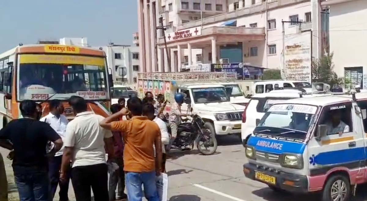 कानपुर ले जाते समय रास्ते में तोड़ा दम, डॉक्टरों पर लापरवाही का आरोप