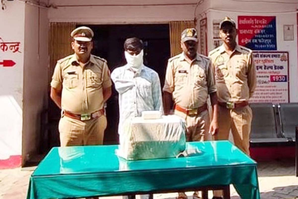 73 पाउच अवैध देशी शराब के साथ युवक गिरफ्तार