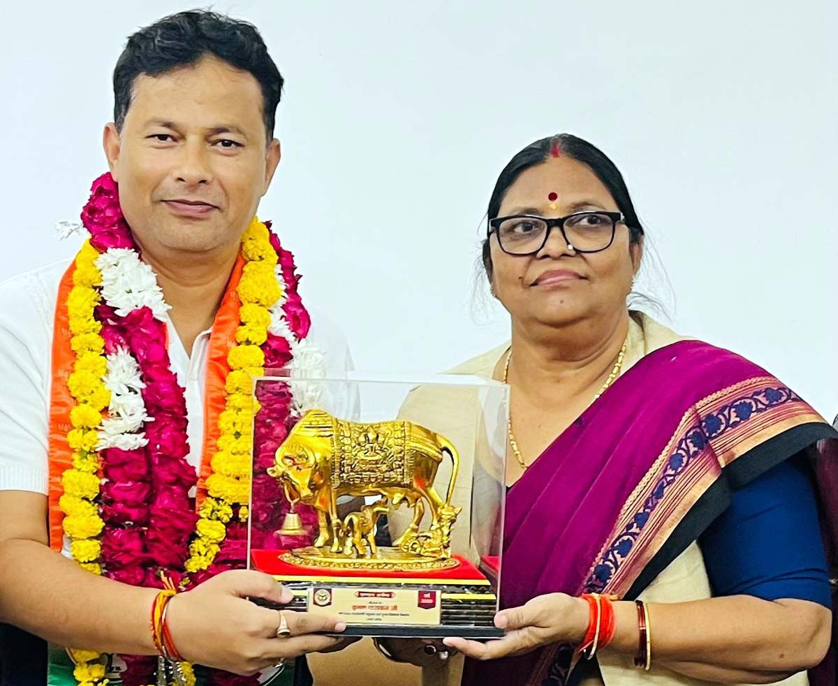 राज्यमंत्री ने आदर्श शिक्षक आनन्द का किया अभिनंदन
