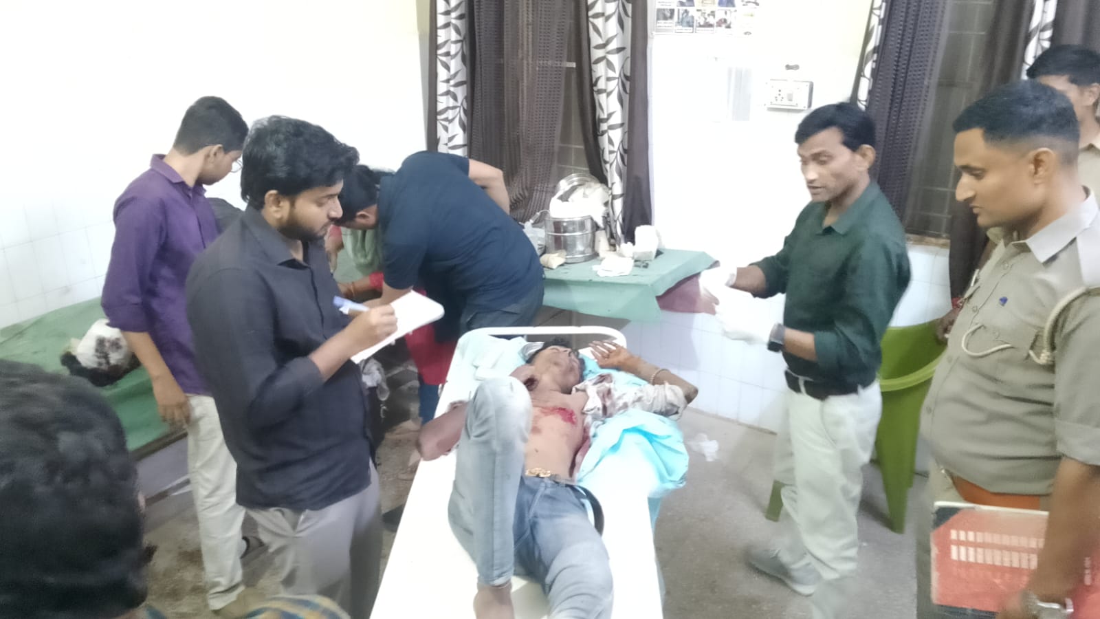 अज्ञात वाहन की टक्कर से बाइक सवार तीन युवक लहूलुहान, दो की हालत गंभीर