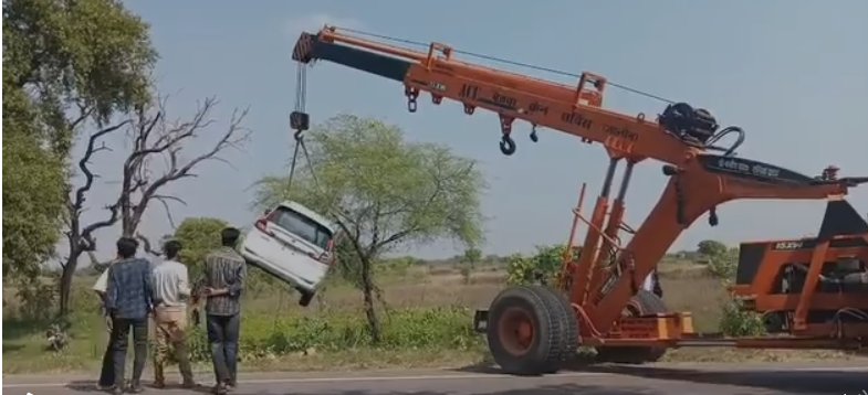 जालौन-बंगरा मार्ग पर खाई में गिरी नई अर्टिगा, कार सवार दो भाई सुरक्षित