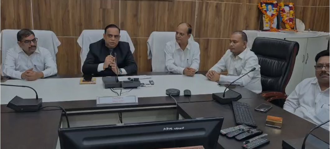 गांधी-शास्त्री जयंती पर गूंजा सत्य-अहिंसा का संदेश, डीएम ने दिलाया कर्तव्यनिष्ठा का संकल्प