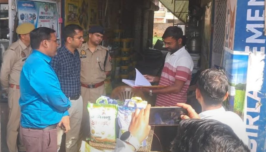 खाद की ओवररेटिंग की शिकायत पर छापा, जांच के बाद दुकान सील