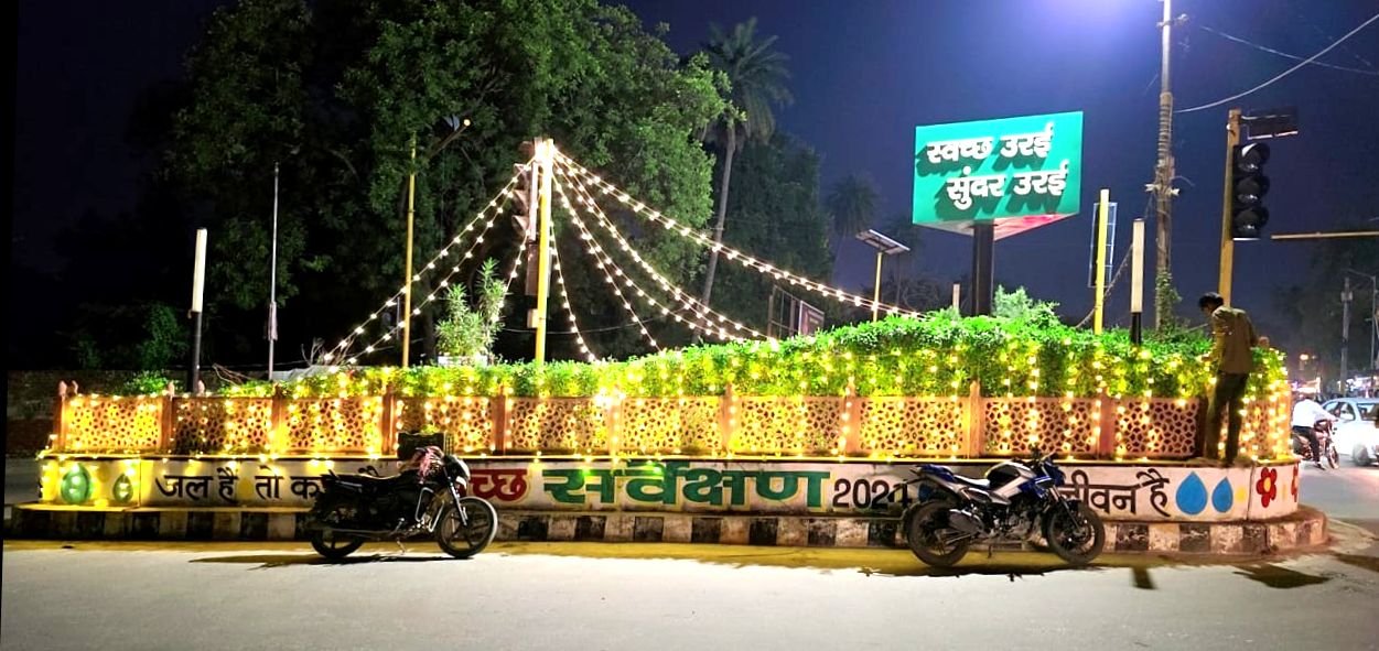 नवरात्रि और विजयदशमी पर रंग-बिरंगी रोशनी से जगमगाए उरई के प्रमुख चौराहे