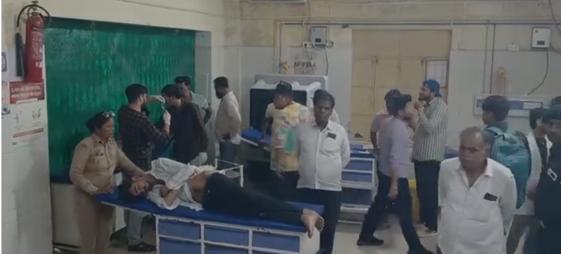 रुपयों के लेनदेन को लेकर छात्रों में खूनी संघर्ष, चाकू से हमला, दो घायल