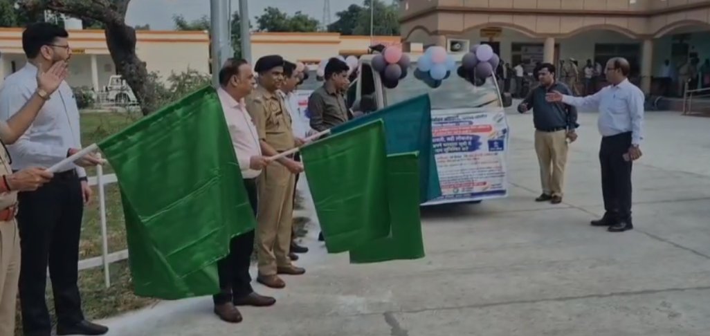 जालौन में मतदाता जागरूकता की मुहिम तेज, डीएम-एसपी ने वैन को दिखाई हरी झंडी
