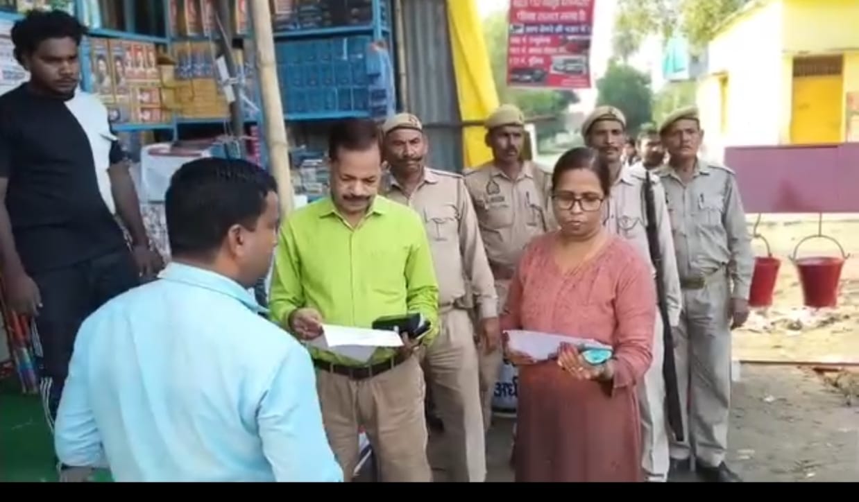 आतिशबाजी बाजार में प्रशासन की छापेमारी, एक्सपायरी अग्निशमन सिलेंडर देख