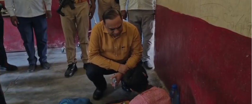 दिव्यांग बालिका श्रुति की पढ़ाई का हाल जानने स्कूल पहुंचे डीएम समीर