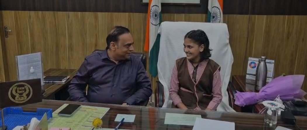 कक्षा सात की छात्रा प्रतीक्षा बनीं एक दिन की प्रतीकात्मक जिलाधिकारी, सुनीं फरियादियों की समस्याएं