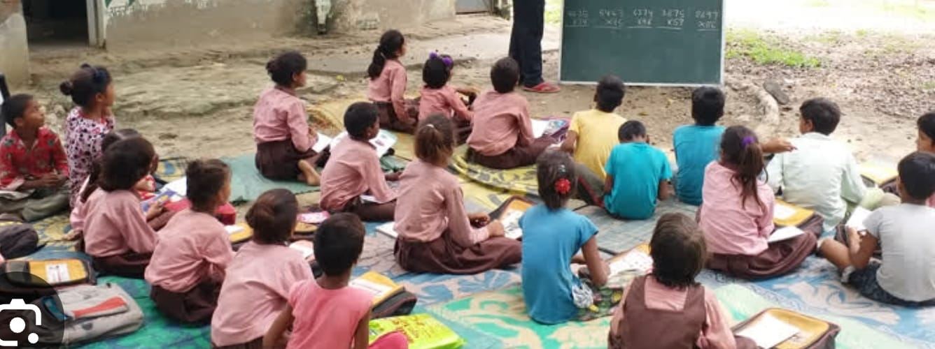 टाट-पट्टी पर पढ़ने को मजबूर नौनिहाल