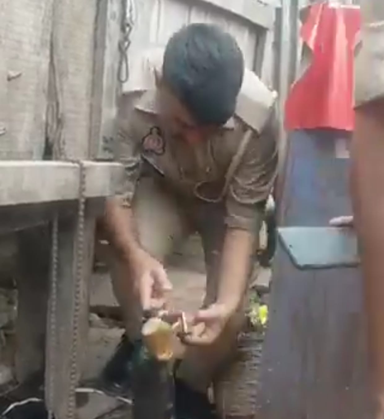 बीच बाजार पान के खोखे के नीचे मिला तमंचा और दो कारतूस