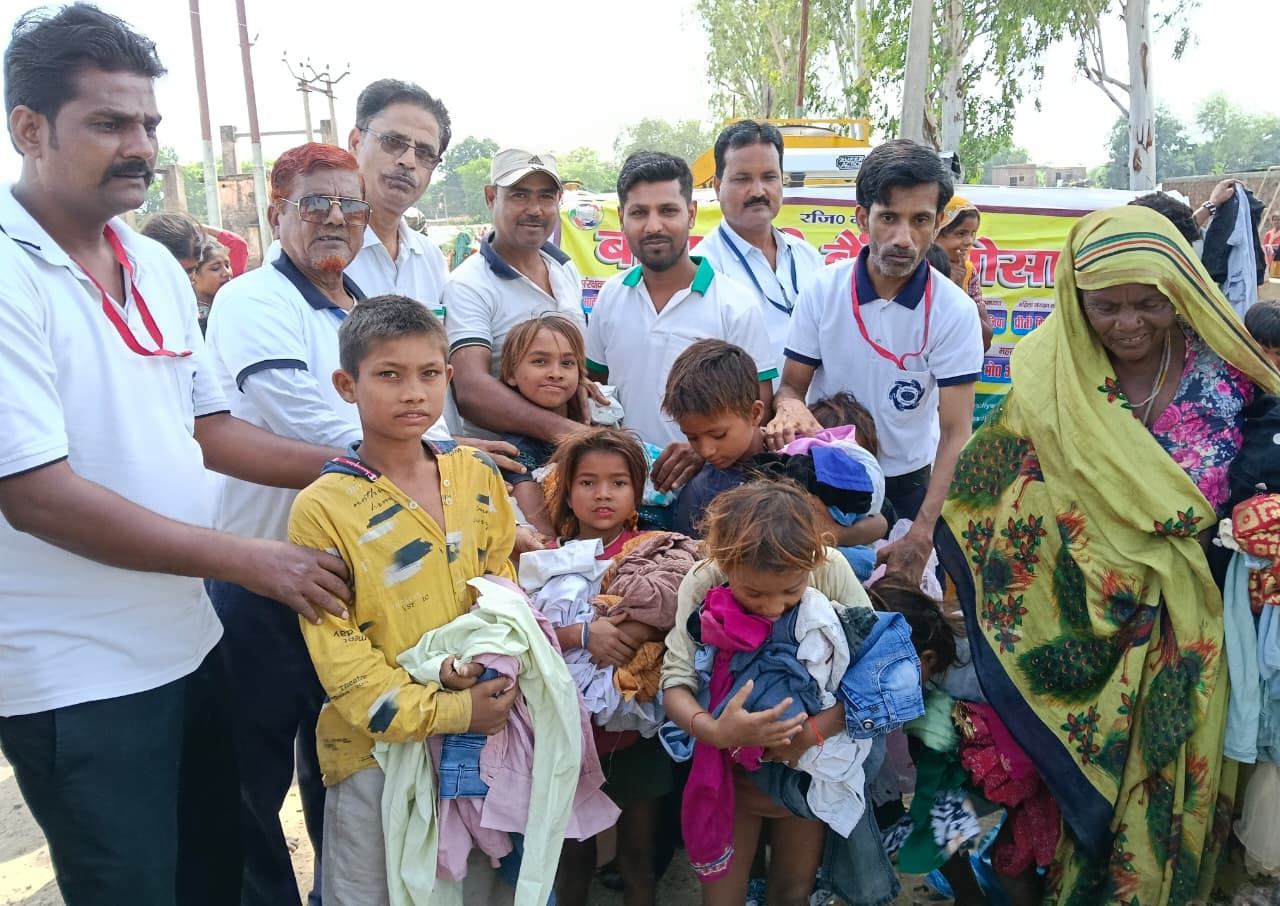 बाँदा रोटी बैंक सोसायटी ने जरूरतमंदों को किया वस्त्र वितरण