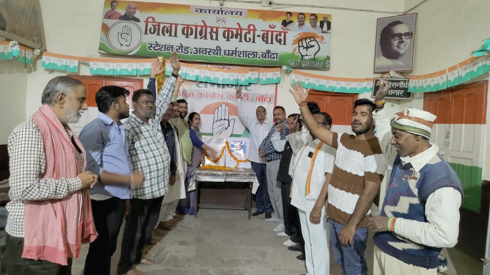सीमा की अध्यक्षता में पुष्पांजलि अर्पित कर कांग्रेसियों ने दोनों महापुरुषों को किया याद