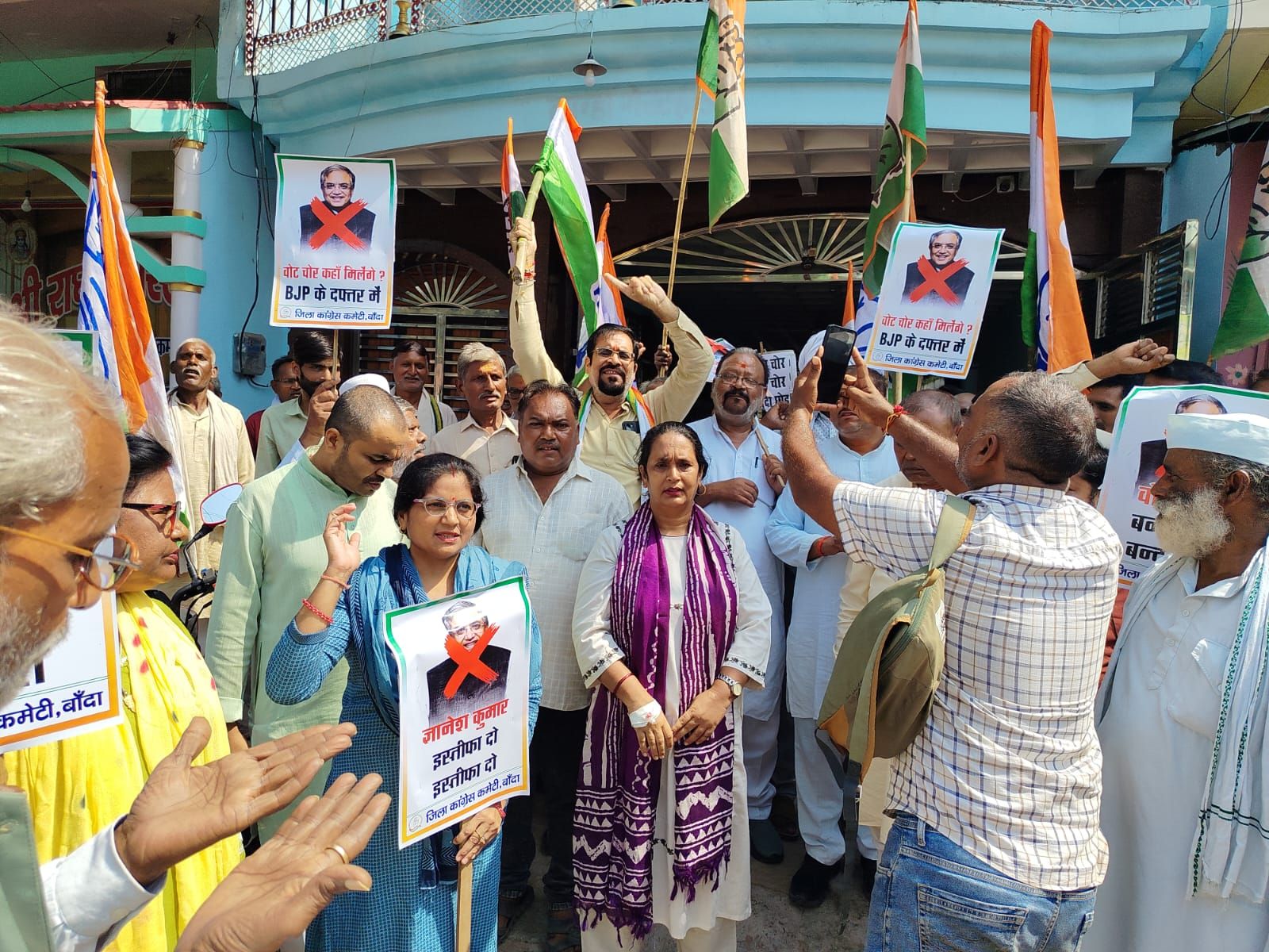 कांग्रेसियों ने मुख्य चुनाव आयुक्त का पुतला दहन कर जताया विरोध