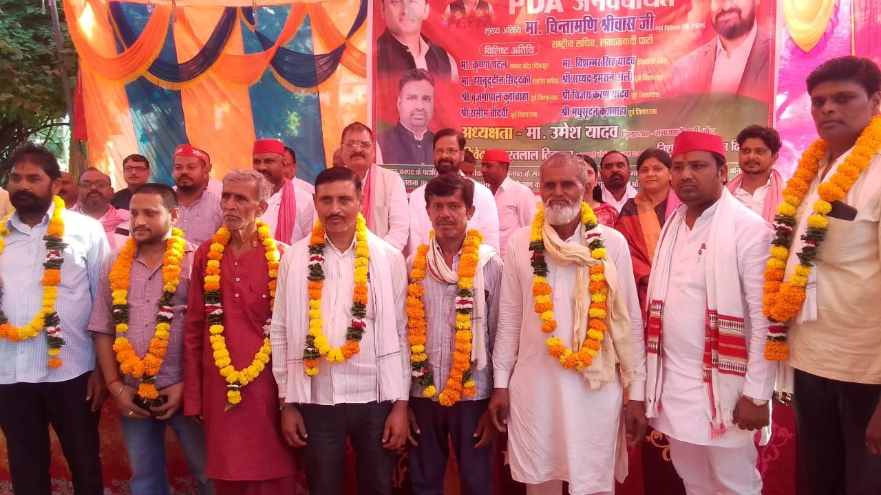 पीडीए जन पंचायत श्रीवास समाज के करीब एक दर्जन लोगों ने थामा सपा का दामन