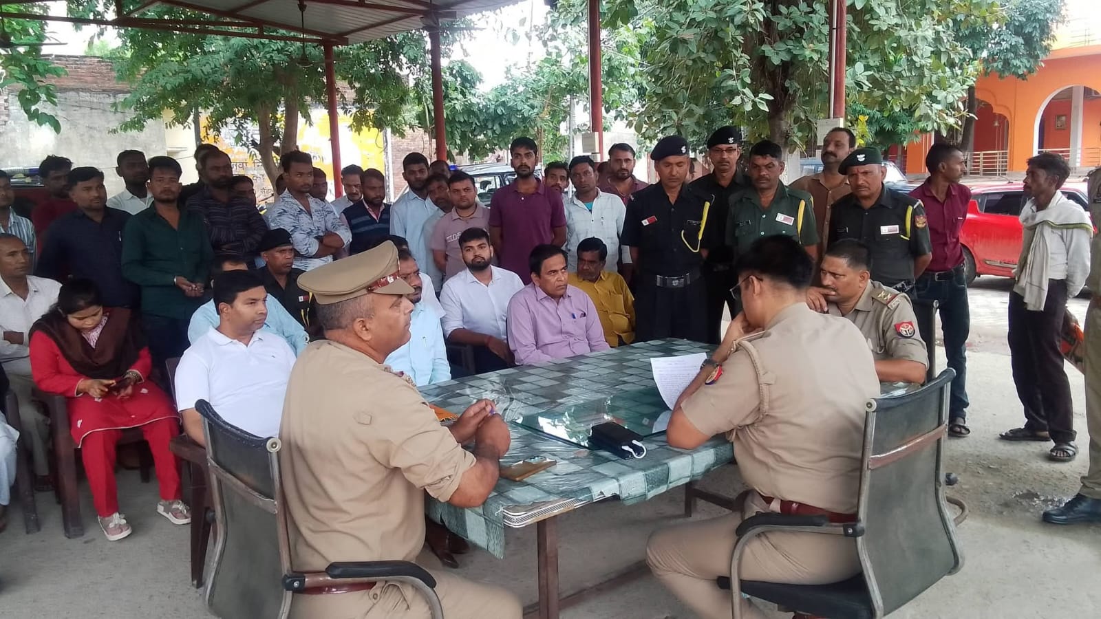 बबेरू CHC में जिला पंचायत सदस्य की गुंडई, गार्ड को पीटा – डॉक्टर से की अभद्रता