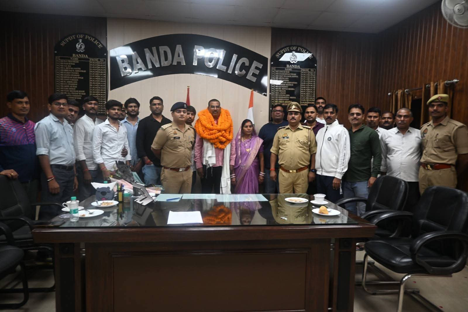 बांदा: 4 पुलिसकर्मी हुए सेवानिवृत्त, पुलिस लाइन में हुआ विदाई समारोह