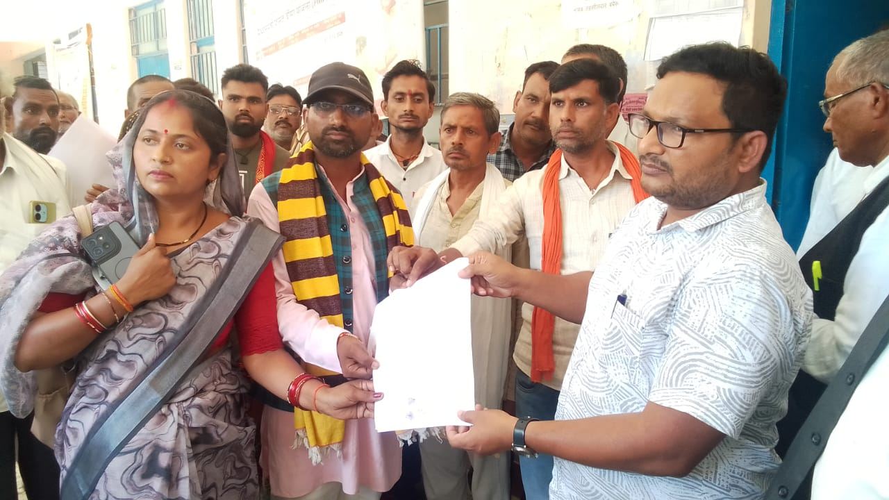 प्राथमिक विद्यालय भवन को ध्वस्त कराने की मांग, एसडीएम को दिया प्रार्थना पत्र