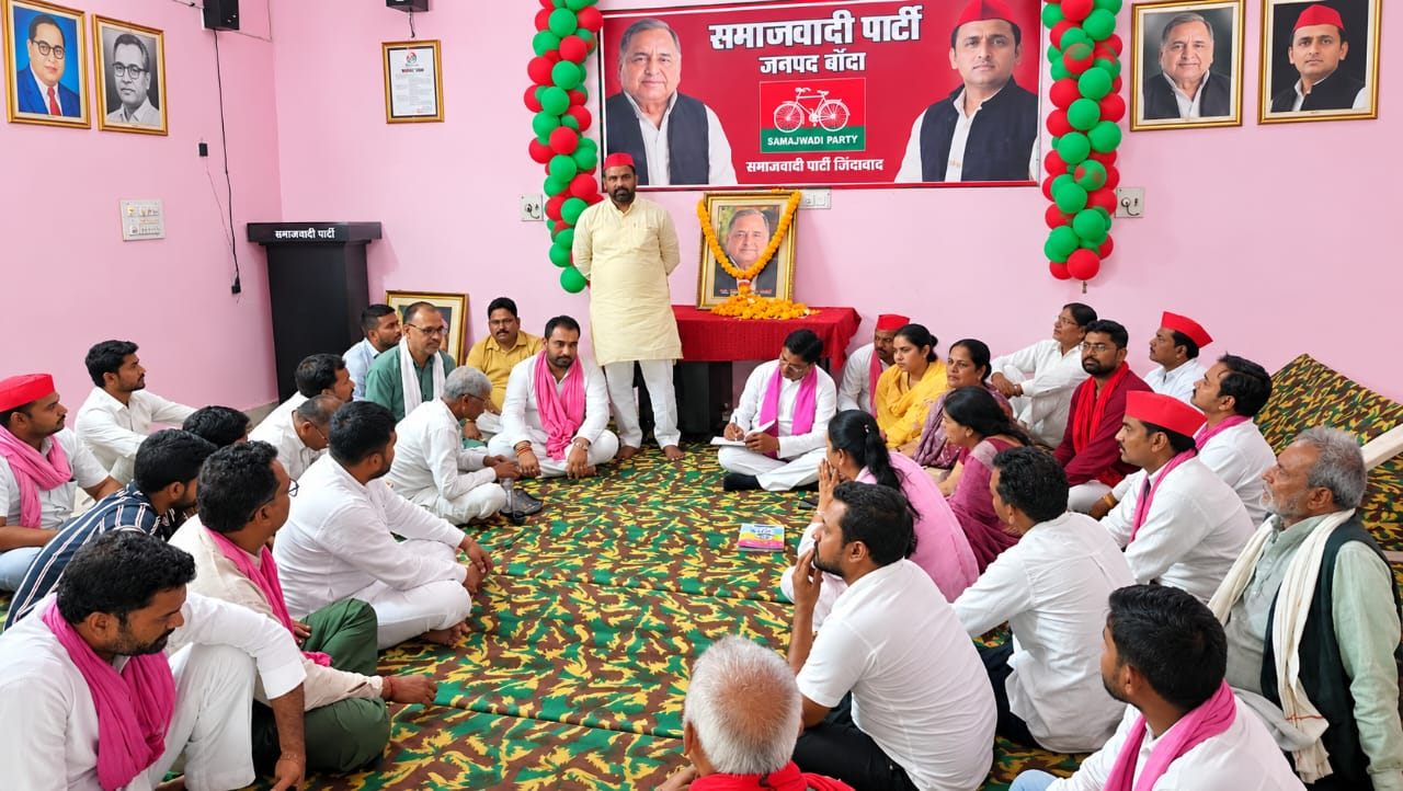 समाजवादी पार्टी के स्थापना दिवस पर मुलायम सिंह की प्रतिमा पर माल्यार्पण