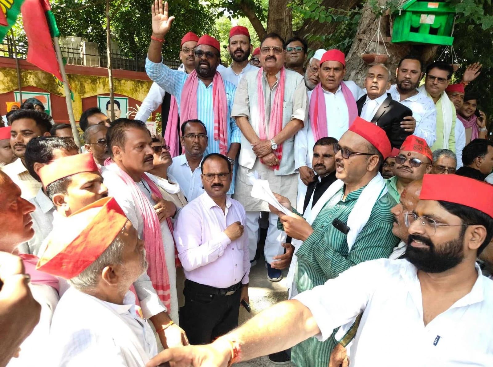 सीईसी के इस्तीफे की मांग को लेकर सपा का प्रदर्शन, राष्ट्रपति को ज्ञापन