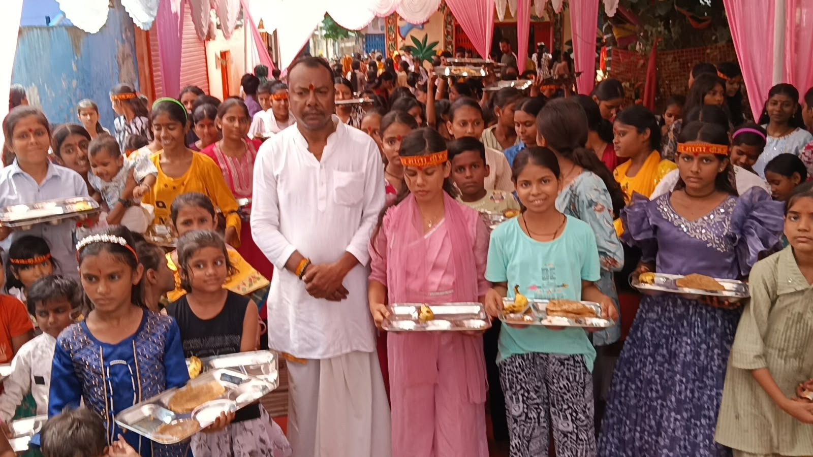 भाजपा नेता श्याम मोहन धुरिया ने कराया विशाल कन्या भोज एवं भंडारा